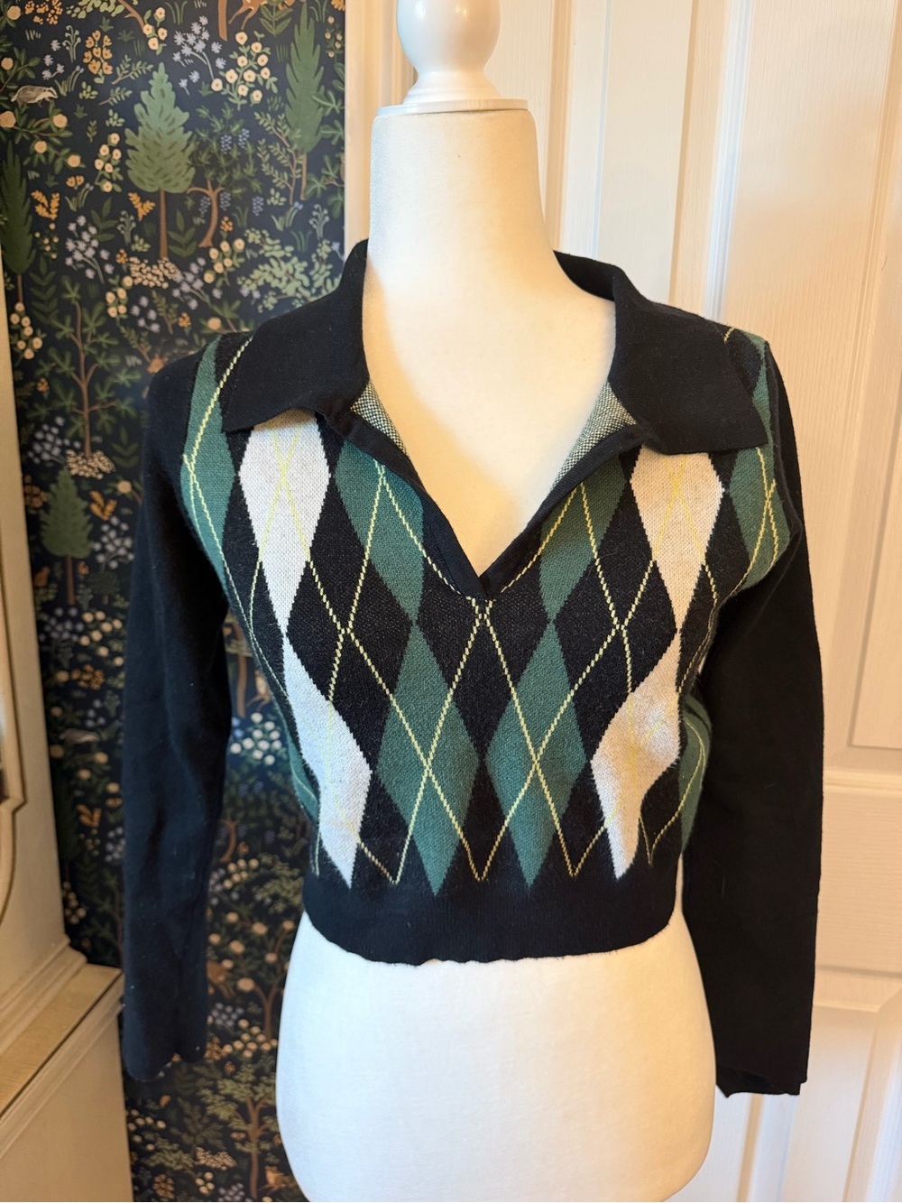 SHEIN Black V-Neck Argyle Collared Sweater with Green and Cream Diamonds